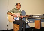 Thomas Philipzen stellt eine Verbindung zum Publikum her mit einem musikalischen Zwischenspiel auf seiner Gitarre. Fotos: © Angelika Knöpker