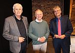 Herzlich begrüßten v.l. Geschäftsführer Paul Berlage und  Professor Dr. Dr. Josef Weglage den prominenten Gast Elmar Theveßen aus dem ZDF-Landesstudio in Washington. Foto: Angelika Knöpker