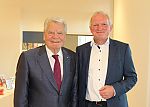 Professor Dr. Dr. Josef Weglage freute sich, mit Alt-Bundespräsident Joachim Gauck einen ganz besonderen Gast im Namen der Akademie Gegenwart begrüßen zu dürfen. Foto: Angelika Knöpker