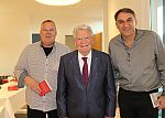 Alt-Bundespräsident Joachim Gauck und das Duo Leiß-Waterkamp. Foto: Angelika Knöpker